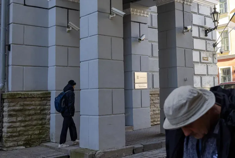 По планам, принятым в 2021 году, камеры наблюдения перед зданием МВД уже должны были осуществлять распознавание лиц.