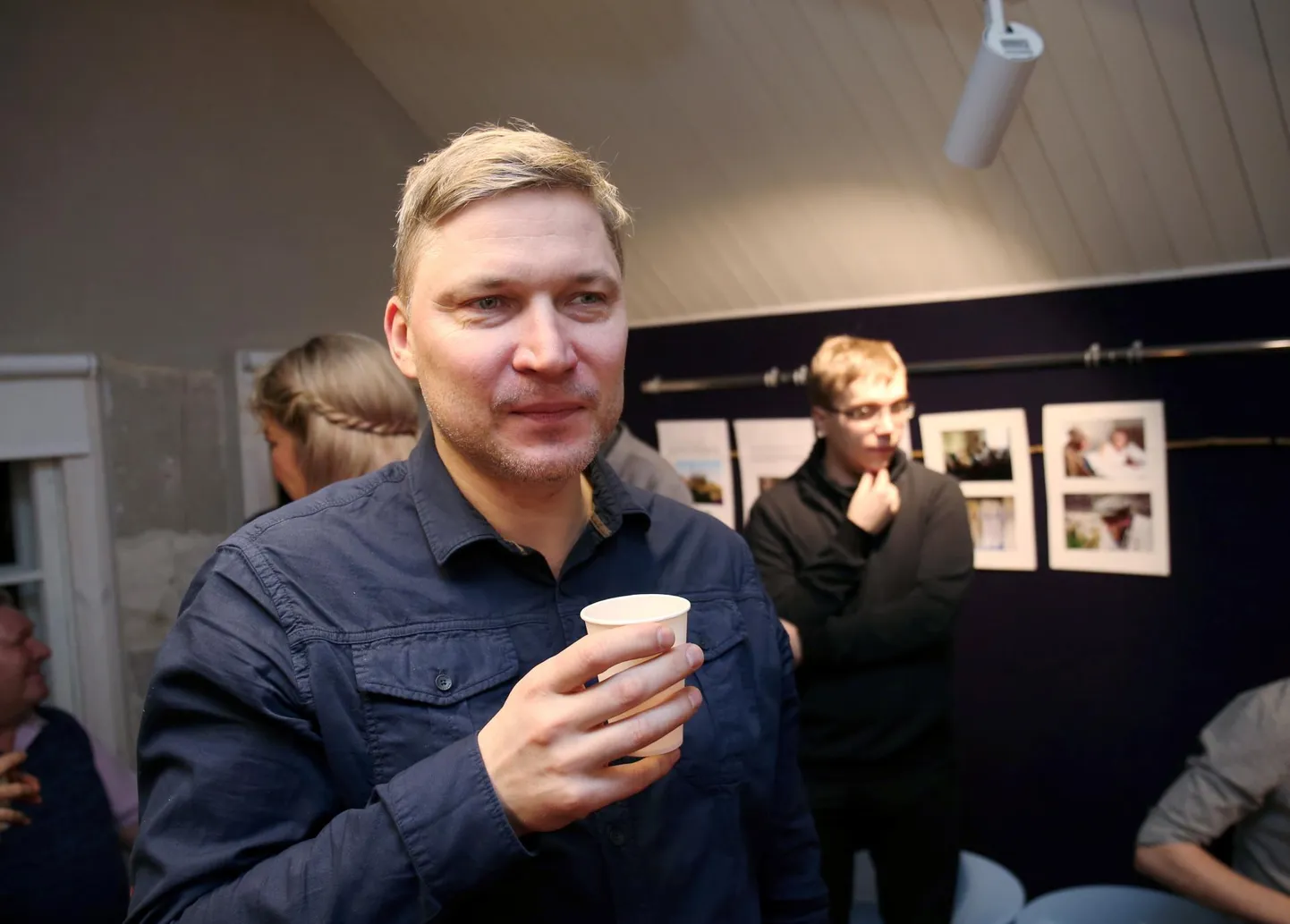 Stsenarist Martin Algus Palamuse koolmuuseumis.