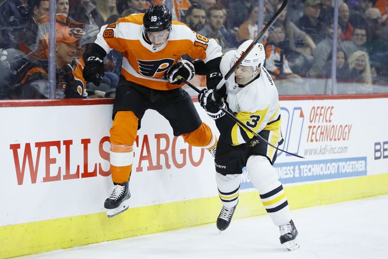 Pittsburgh Penguinsi kaitsetala Jack Johnson (nr 3) kasutab tihti väljakul ka jõuvõtteid. 