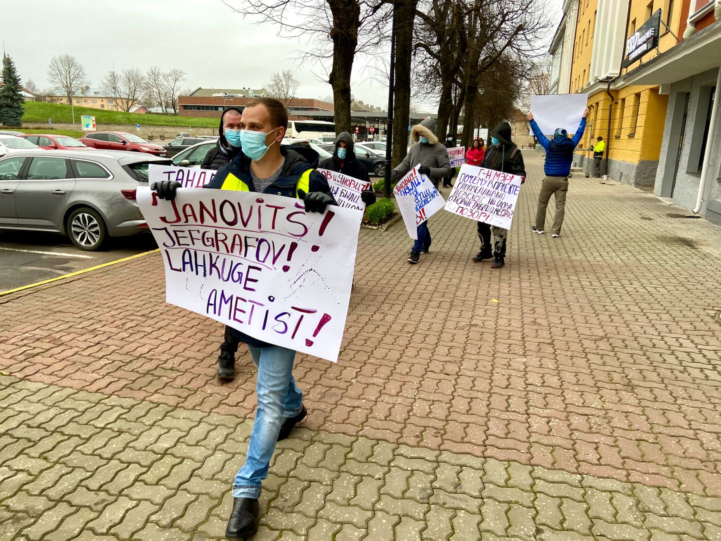 Пикет против мэра Нарвы Алексея Евграфова и председателя Нарвского горсобрания Ирины Янович перед голосованием по вотуму недоверия этим двум городским руководителям.