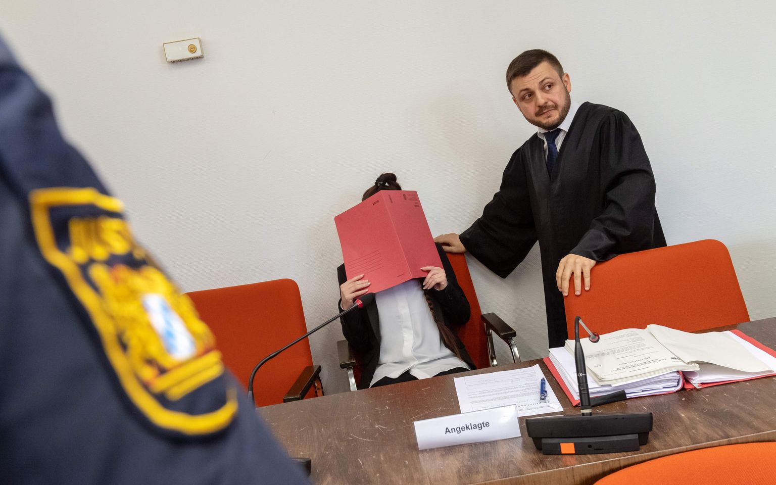 Saksamaa Müncheni kohus määras Islamiriigi ridadesse kuulunud sakslannale Jennifer Wenischile viieaastase jeziiditüdruku janusse surra laskmise eest kümneaastase vangistuse. Naine on pildil koos oma advokaadi Ali Aydiniga