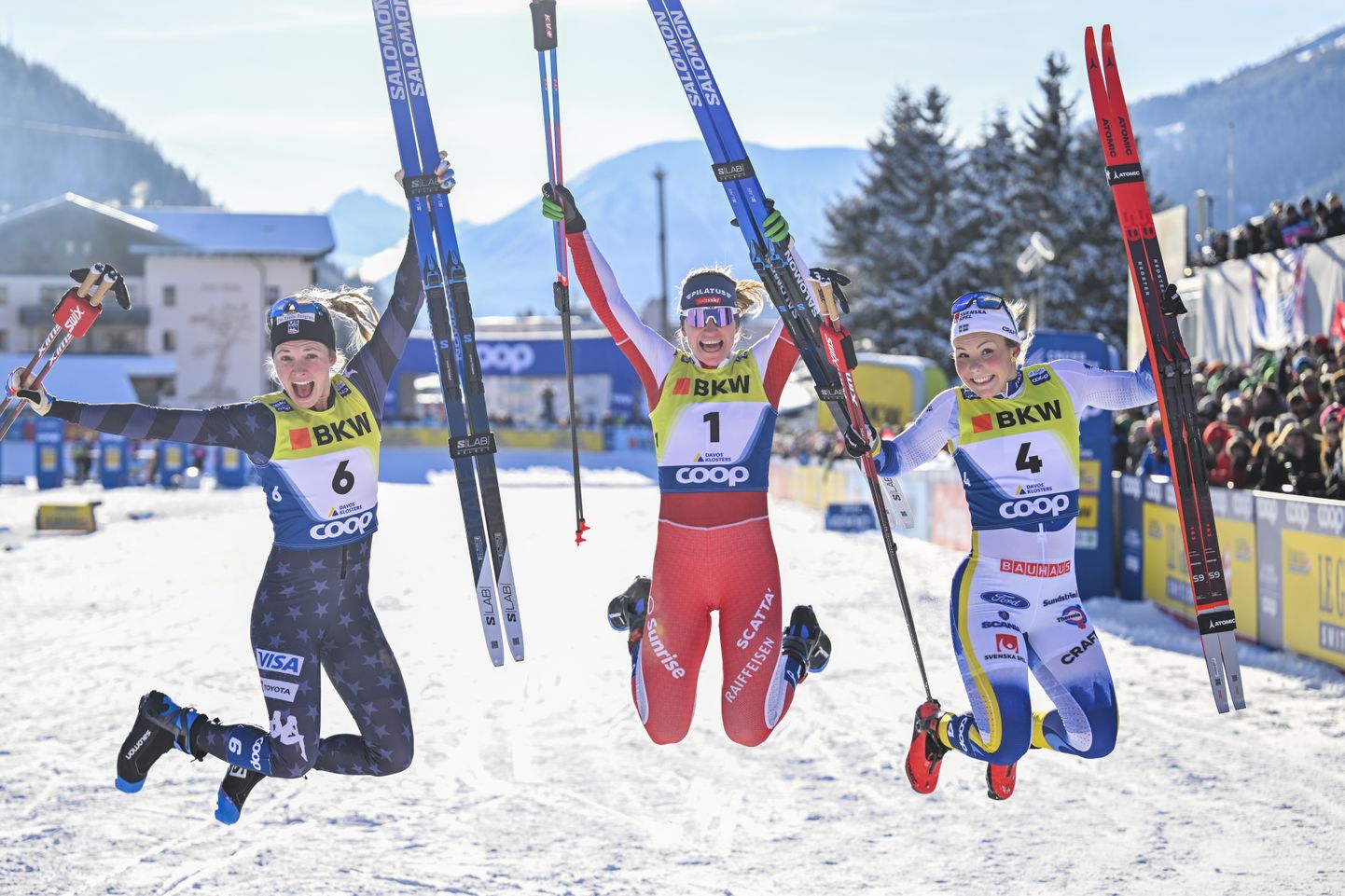 Davosi naiste sprindi esikolmik: teise koha saanud Jessie Diggins (vasakul), võitja Nadine Fähndrich (keskel) ja kolmandaks tulnud Johanna Hagström (paremal).