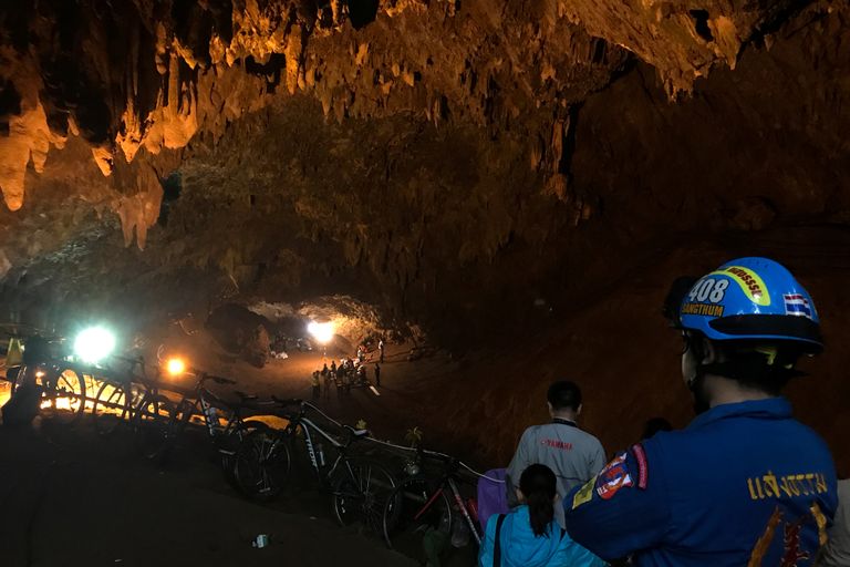 Tai Tham Luangi koobastik, esiplaanil on näha lõksus olevate poiste jalgrattaid