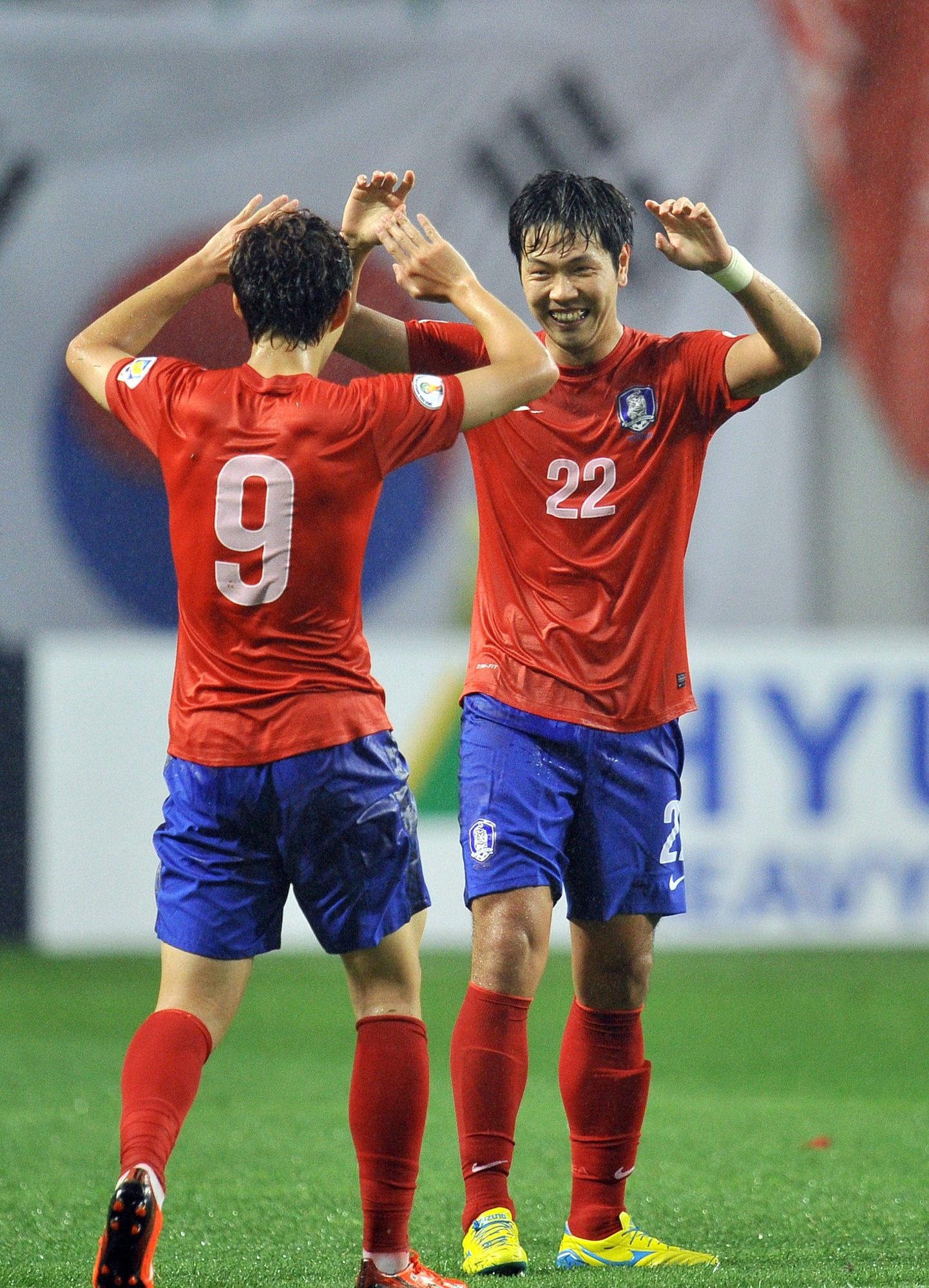 Lõuna-Korea mängijad Kim Young-Gwon ja Son Heung-Min (vasakul).