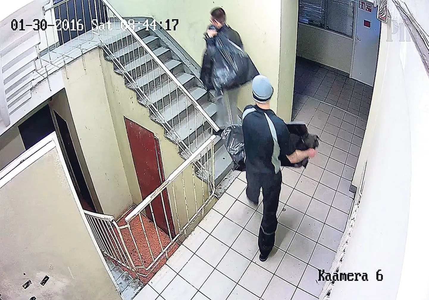 На записи камеры слежения видно, как три домушника выходят с вещами, украденными из квартиры, принадлежащей человеку, который сам сидит в тюрьме.