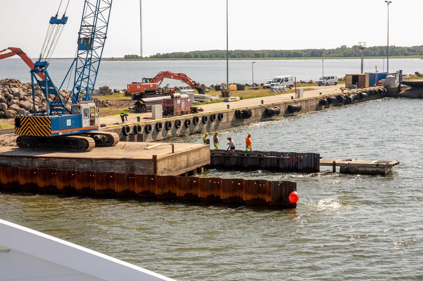 Kihnu sadamas uuendavad OÜ BauEsti töömehed kaid ja rajavad kaitsemuuli.