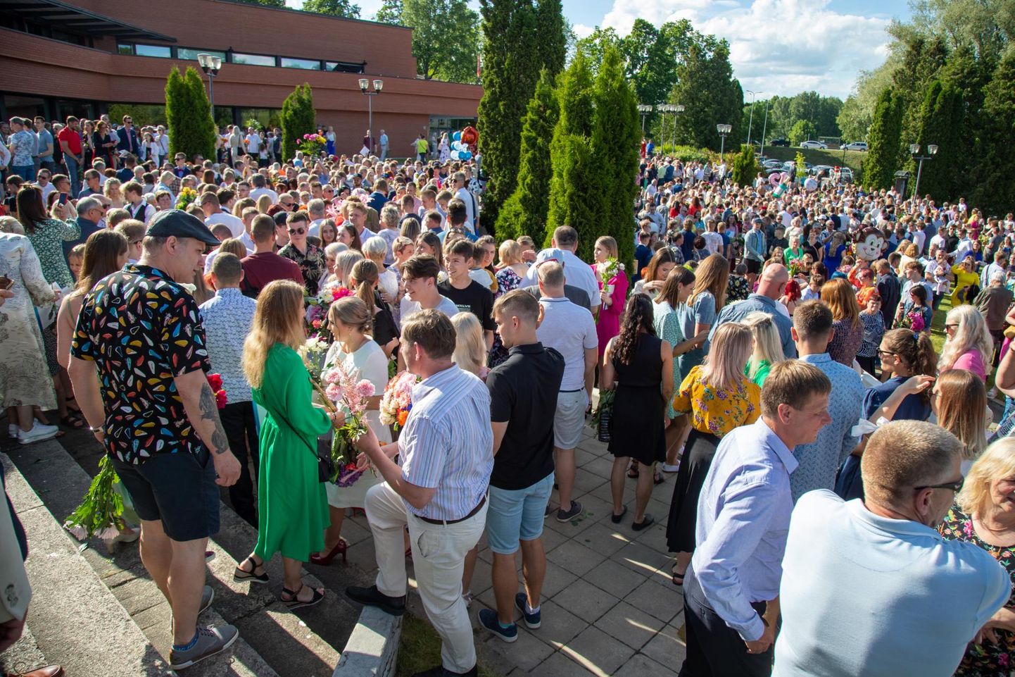 Täna anti Ugala teatris lõputunnistus 172-le Viljandi gümnaasiumi kümnenda lennu abituriendile.