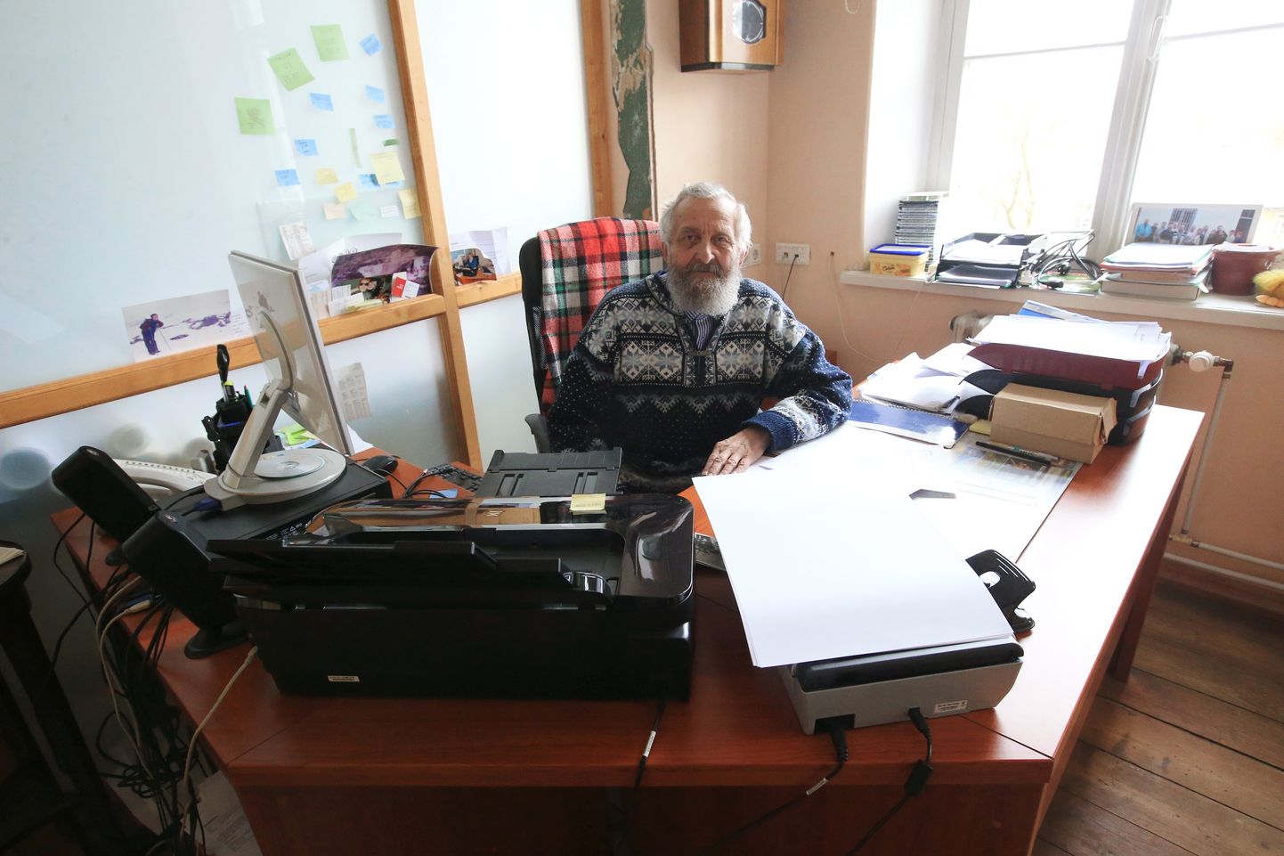 Jüri Kulasalu koostab oma 80. sünnipäeval töölaua taga eelarvet.