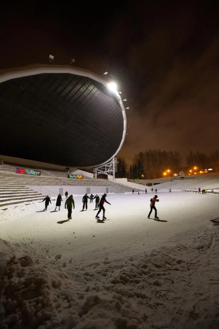 Tartu laululava kaare all olev uisuplats.