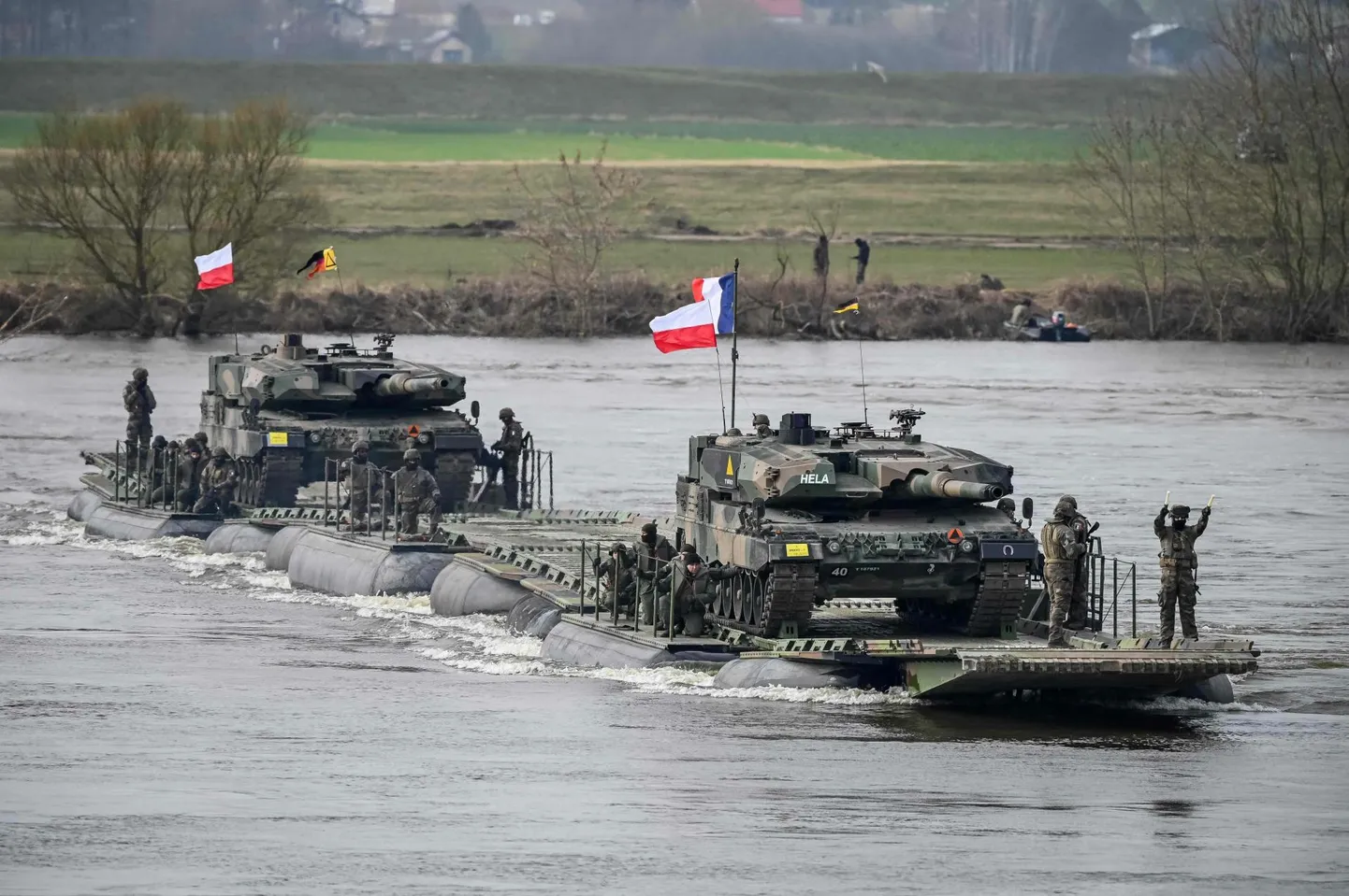 Poola sõdurid ületamas märtsikuiste NATO õppuste käigus Põhja-Poolas Korzeniewos Leopardi tankidega Wisła jõge.