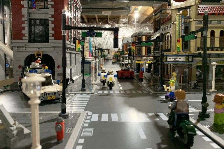 Свой Lego City он строит на огромном столе, который занимает почти половину подвала дома Джоша. 