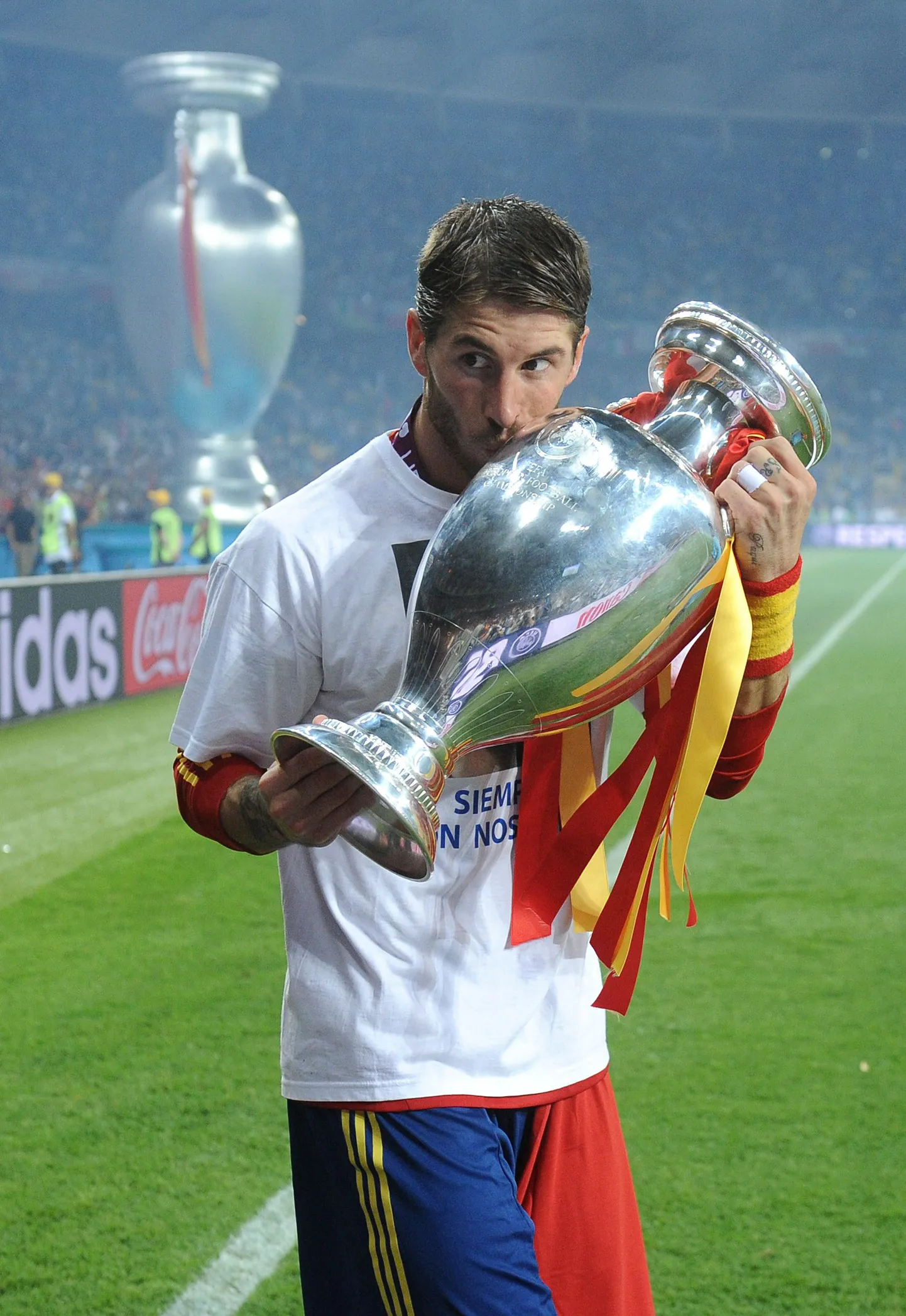 Sergio Ramos Hispaania koondisega võidetud EM-karikaga.
