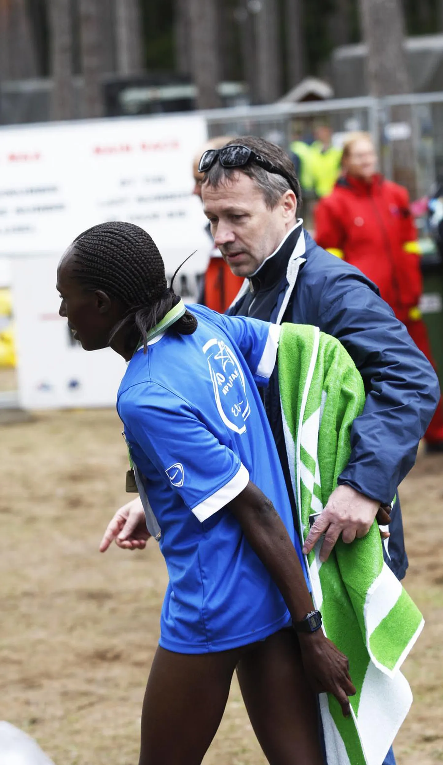 Harry Lemberg õnnitleb Tartu jooksumaratoni võitnud kenyalannat Irene Chepkiruid. Tänavu kevadel tuleb piiga koos paari kaasmaalasega taas Tartusse laagrisse.