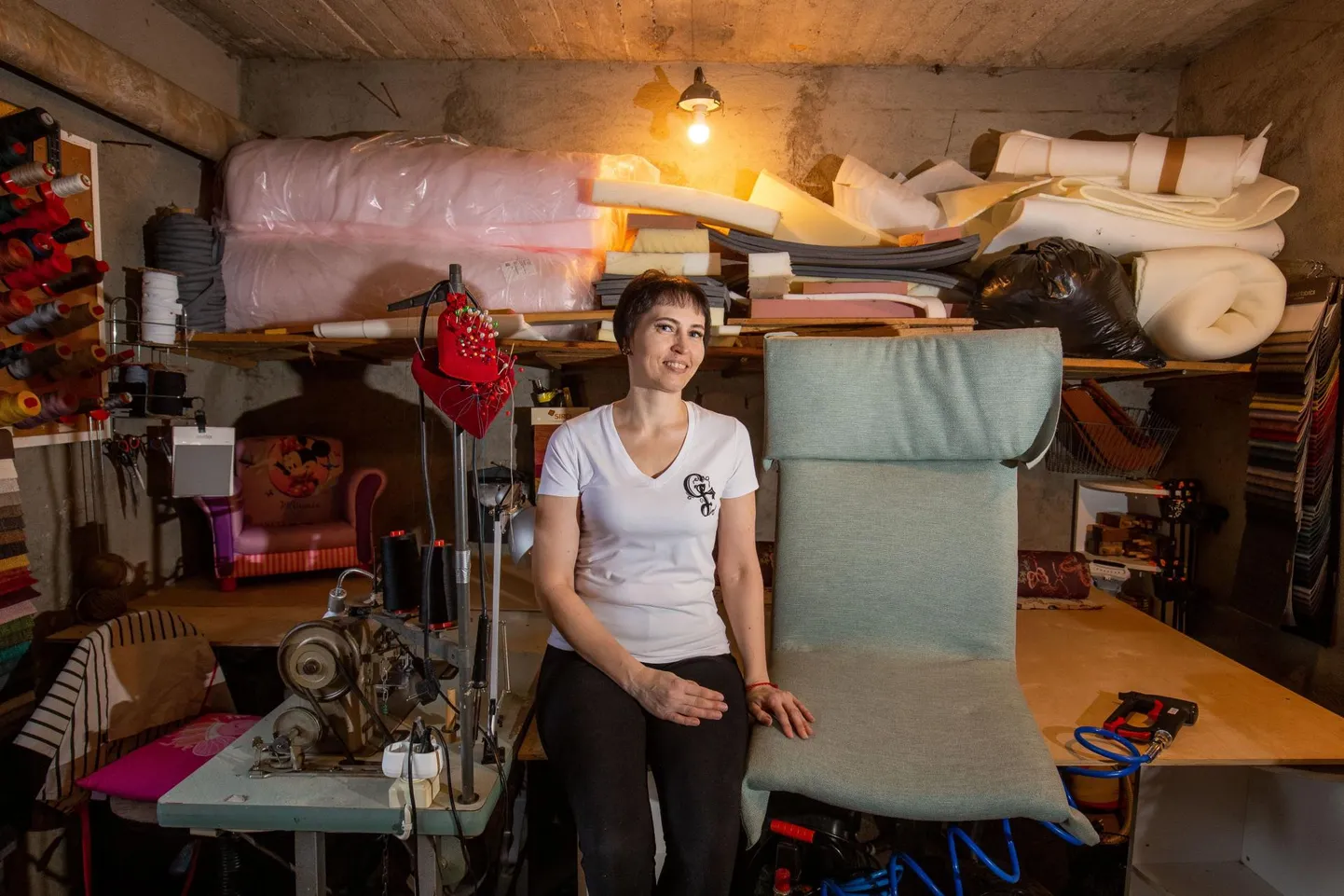 Katrin Treksler ütleb, et kuigi töö võib teinekord nõuda mehekätt, on see talle siiski kontimööda. Ja mis peamine – põnev. Iga diivan või tool, mis temani jõuab, on isemoodi ja kõigil oma lugu rääkida.