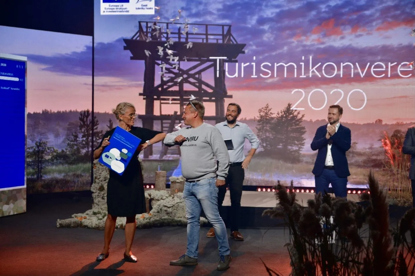 Ettevõtluse arendamise sihtasutuse turismiarenduskeskuse direktor Liina Maria Lepik annab üle auhinna, mille võtab vastu Ida-Viru turismiklastri esindaja Meelis Kuusk.