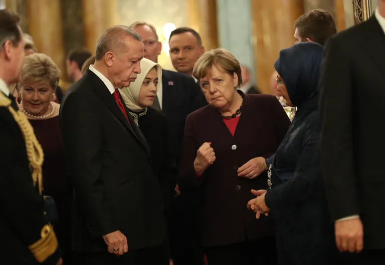 Angela Merkel näitab rusikat