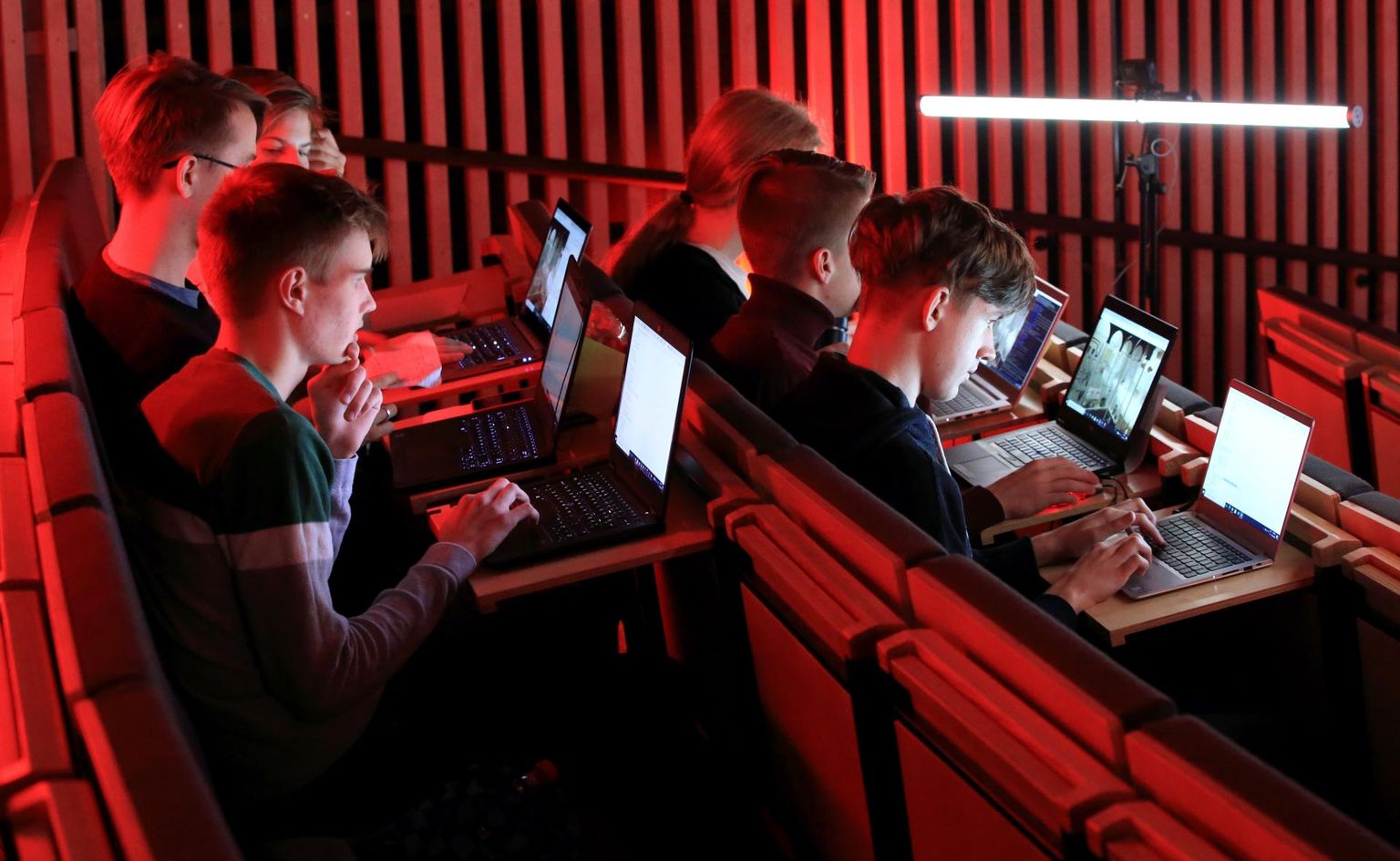 Paljud noored üle Eesti osalesid mullu sügisel korraldatud Cyber Battle of Tartu üritusel. Paari nädala pärast omandavad nad Tartus taas teadmisi küberkaitsest ning 30. oktoobril selgitatakse Tartu ülikooli spordihoones välja võistluse parimad.