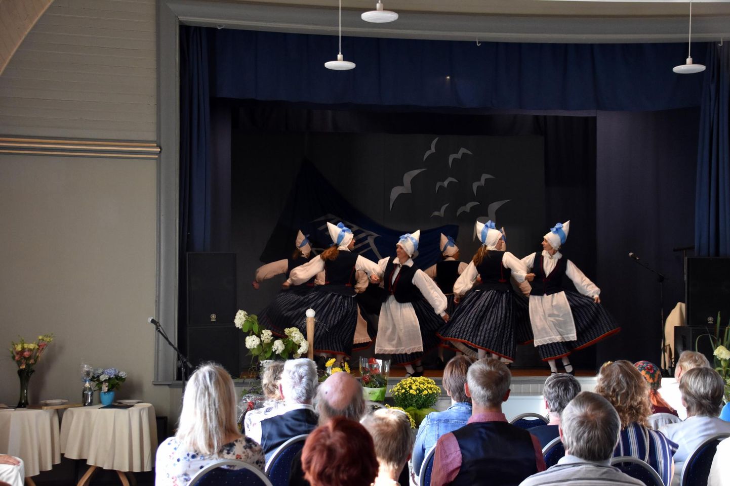 Seltsimaja kontsertaktusel esines Kabli naisrahvatantsurühm Rannapiigad.