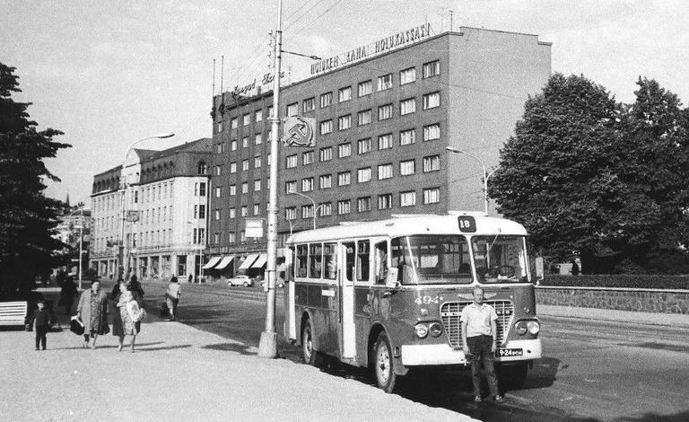 Ikarus 620 был двухдверным автобусом нового типа с двигателем Csepel и гидроусилителем руля. Водители автобусов назвали их новыми тракторами. Крыша и часть окон были белыми, а остальные части - синие, красные, серые и зеленые. В автобусе было 20 посадочных мест и 40 стоячих мест, в часы пик они вмещали до 100 человек. Автобусы использовались в Таллинне с 1963-1977 гг.