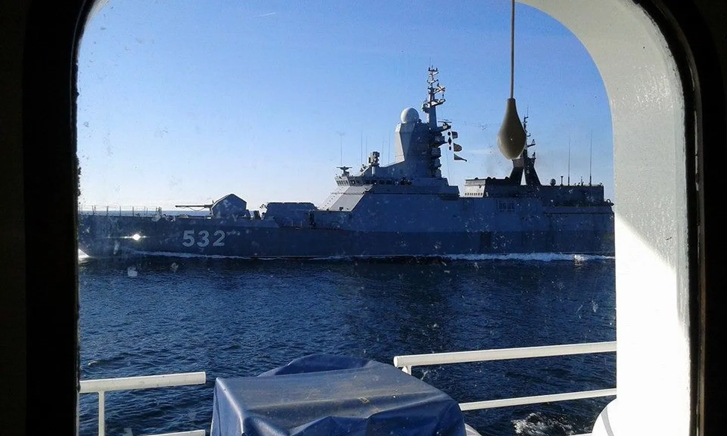 Российский военный корабль сфотографированный с научно-исследовательского корабля "Аранда".