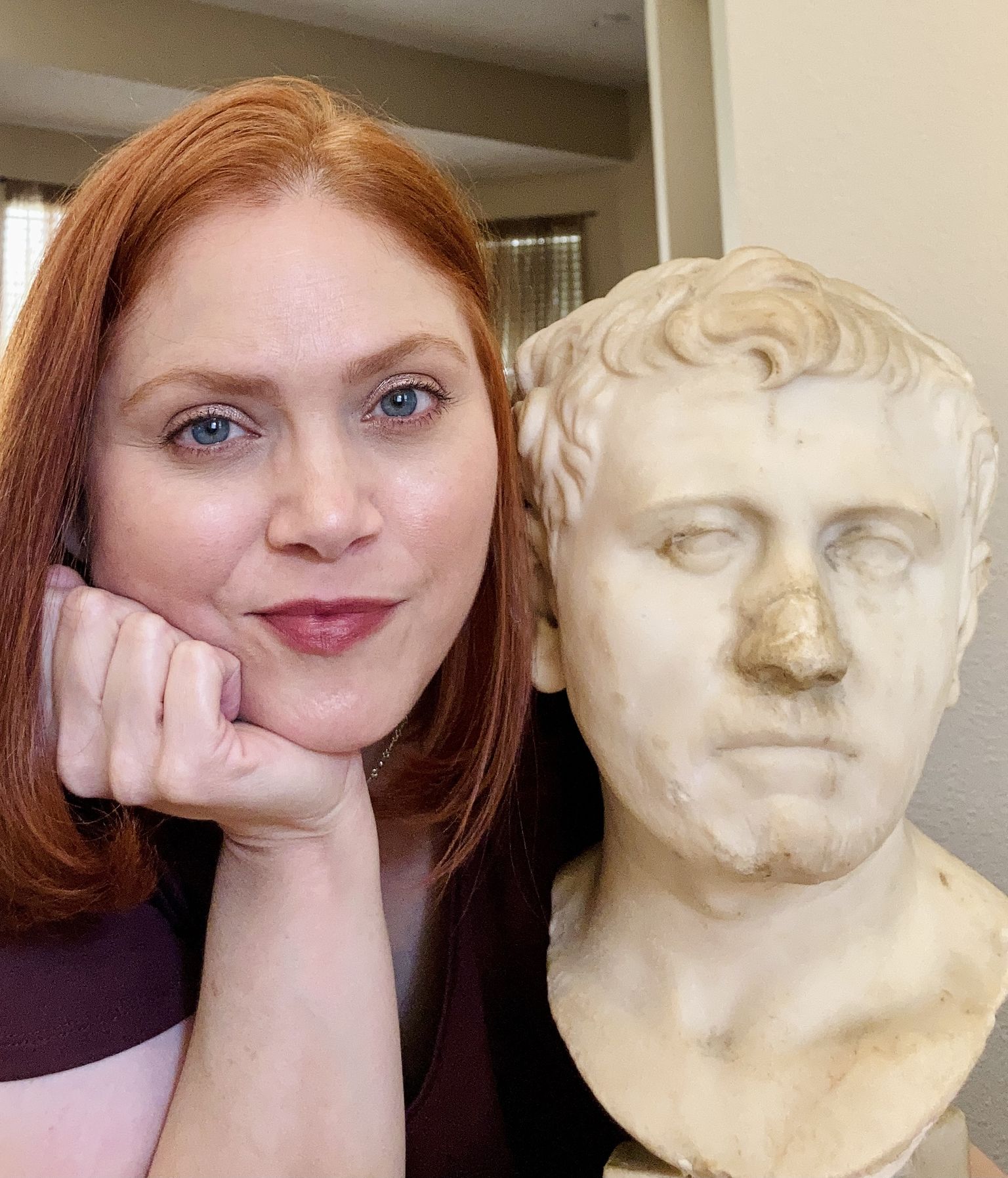 Laura Young koos heategevuspoest leitud aardega