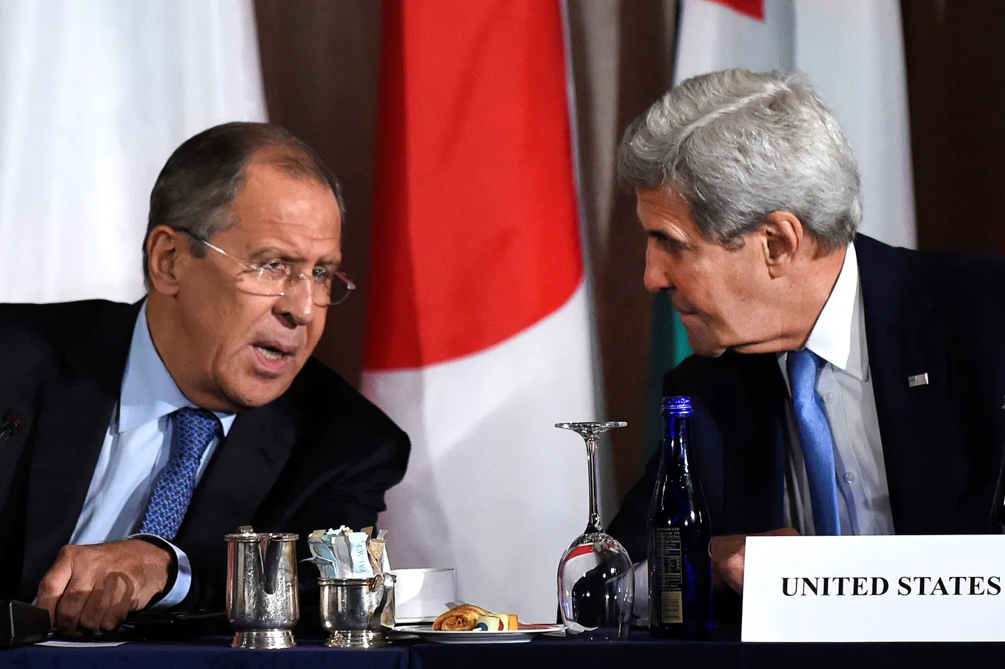 Venemaa ja USA välisministrid Sergei Lavrov (v) ja John Kerry (p)