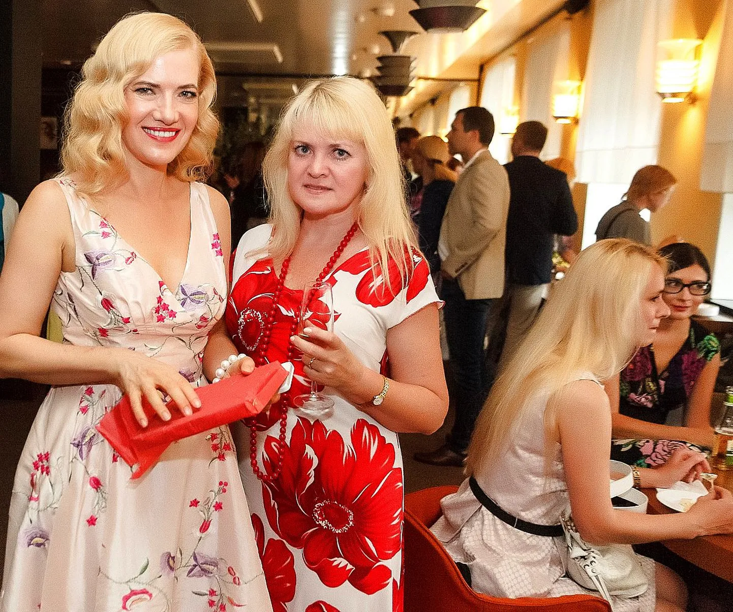 Donna Nordica 2013 suvekollektsioon «Silvia». Mai Loog sõbrannaga.