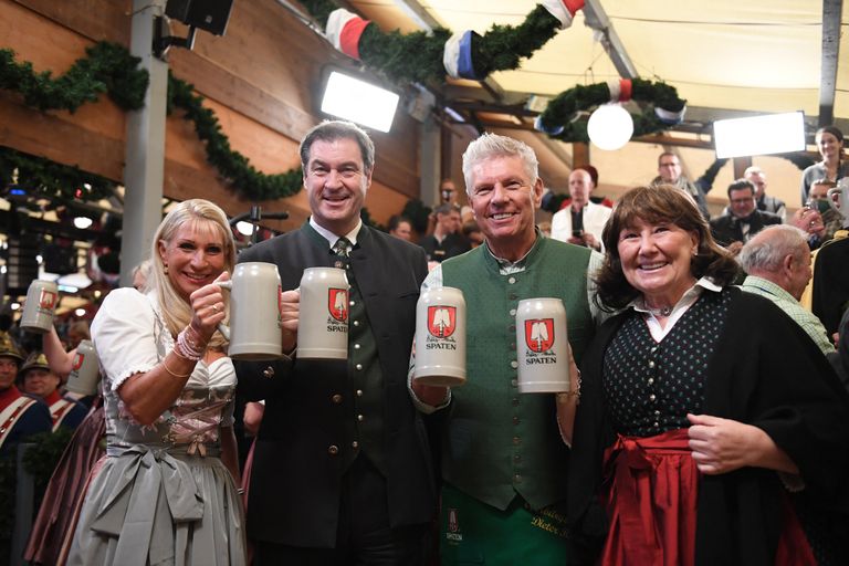  Baieri liidumaa ministerpresident Markus Söder koos abikaasa Karin Baumülleriga ja Müncheni linnapea Dieter Reiter koos abikaasa Petraga koos õlut nautimas maailma suurima õllefestivali, 187. korda toimuva Oktoberfesti avamisel Münchenis.
