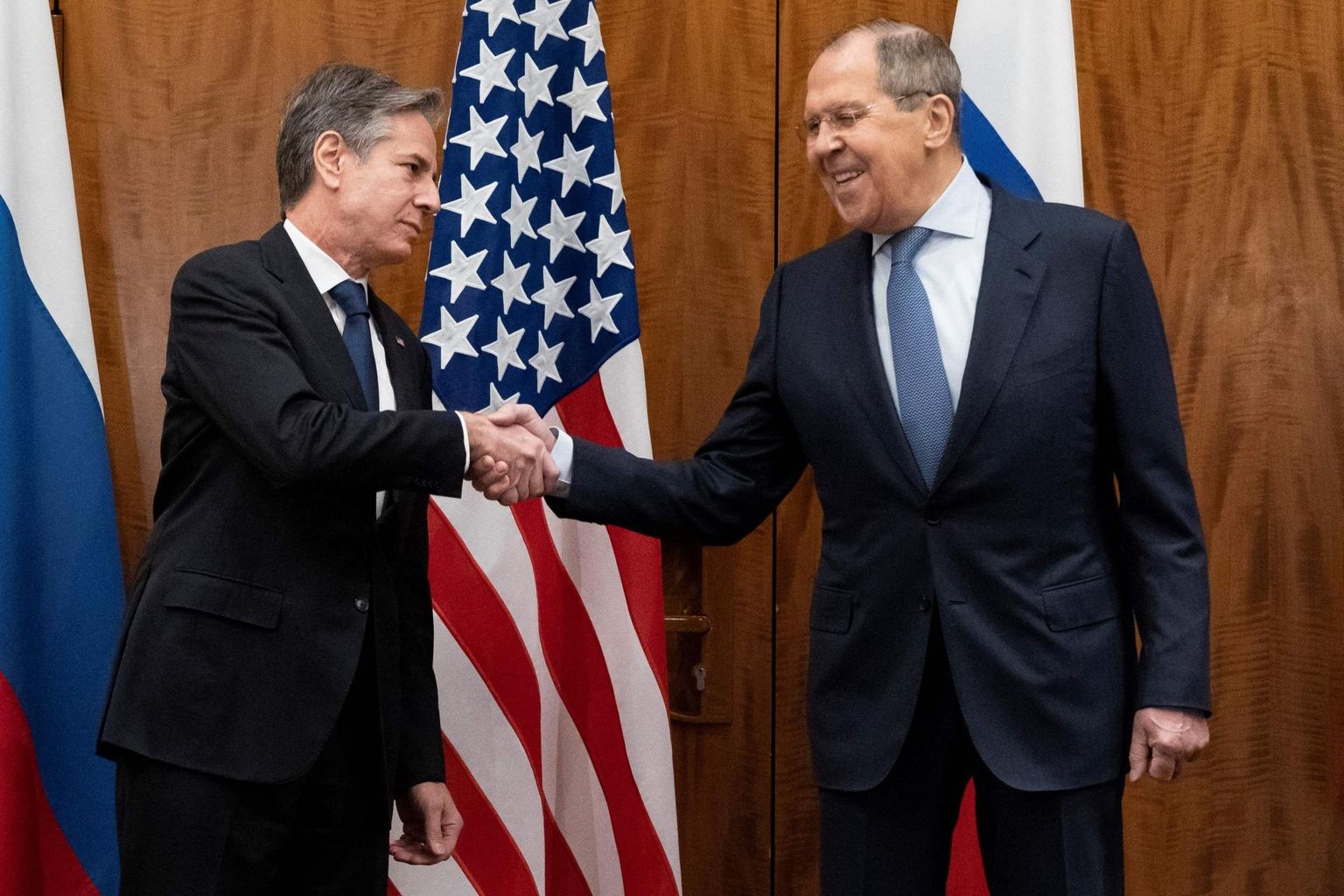 USA välisminister Antony Blinken (vasakul) ja tema Venemaa kolleeg Sergei Lavrov eile Genfis enne poolteist tundi kestnud kohtumist, kus arutati Ukraina julgeolekut ja Venemaa esitatud nõudmisi läänele.
 