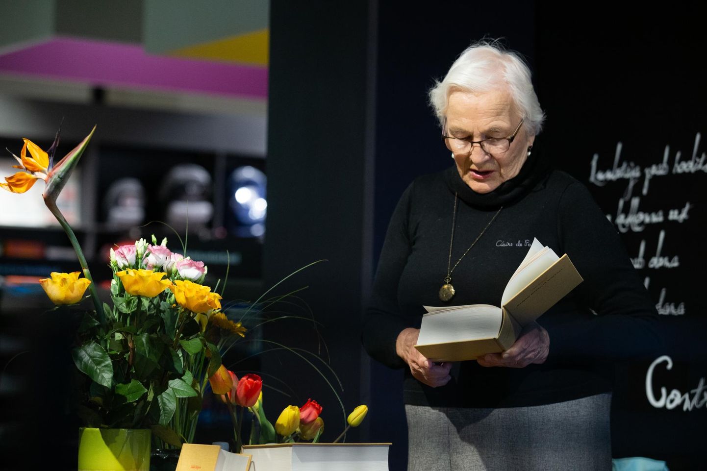 Malle Salupere tutvustas raamatut «Kirjad Karlova mõisast» esmalt 8. mail Tartu kaubamaja Apollo raamatupoes (pildil). Karlova päevade kavas oli esitlus eile Anna Edasi kohvikus.