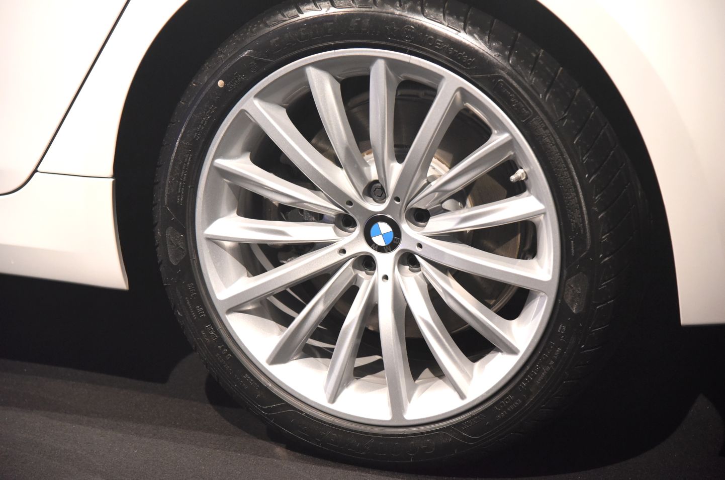 Jaunās "BMW" 5.sērijas septītās paaudzes automašīnas prezentācijas pasākums arhitektūras un mediju centrā "H2O6".