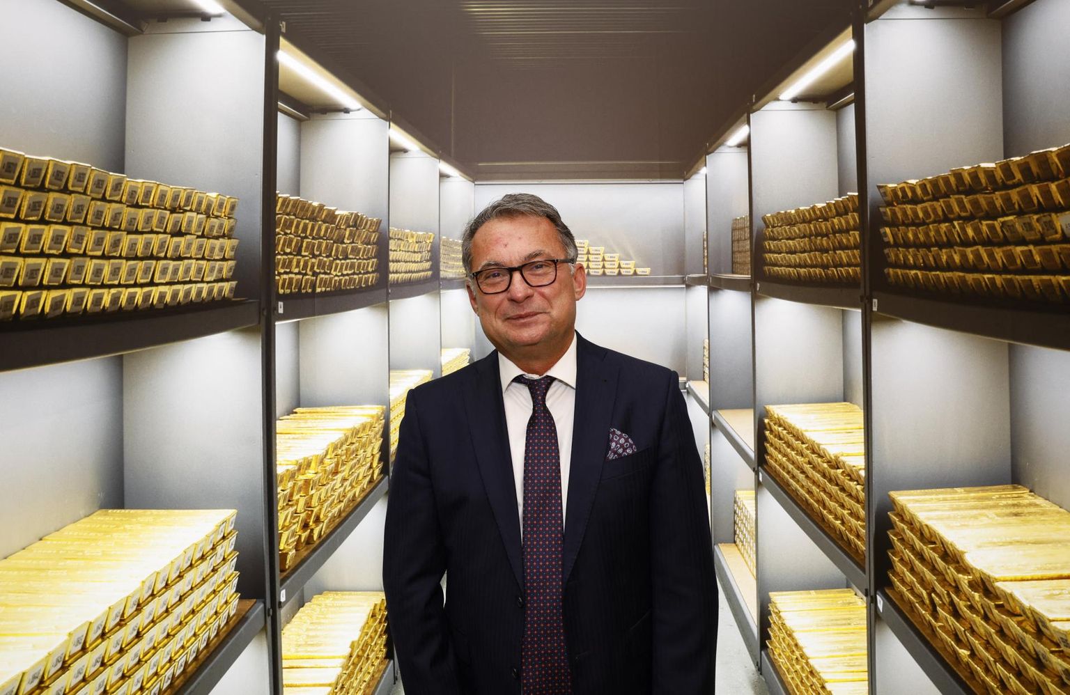 Suurem osa keskpankade kullavarudest asub Lääne-Euroopas ja Ameerika Ühendriikides. Saksa Bundesbanki president Joachim Nagel poseerib tapeedi ees, mis kujutab kullakange seifis.
