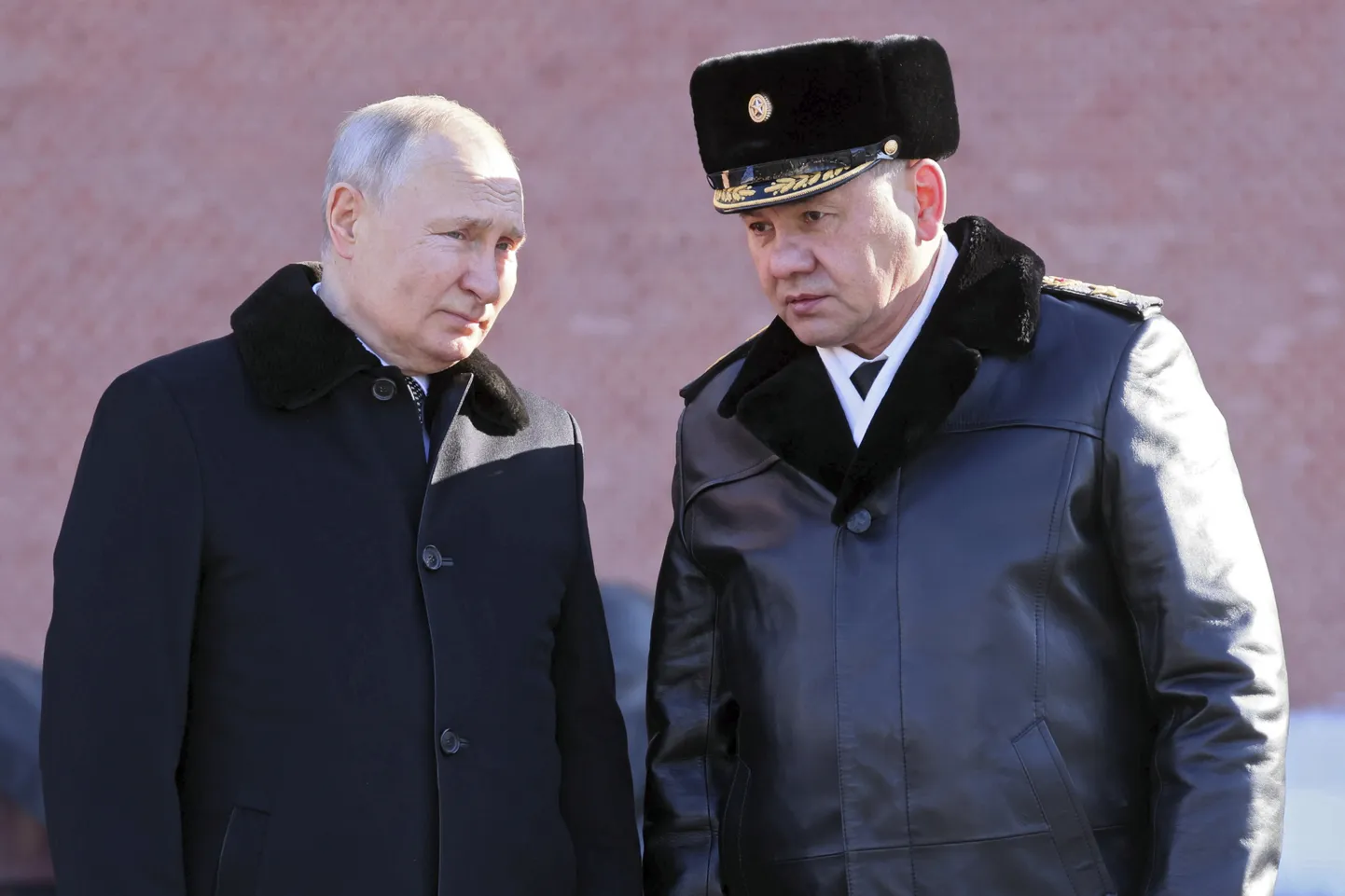 Президент России Владимир Путин и министр обороны Сергей Шойгу