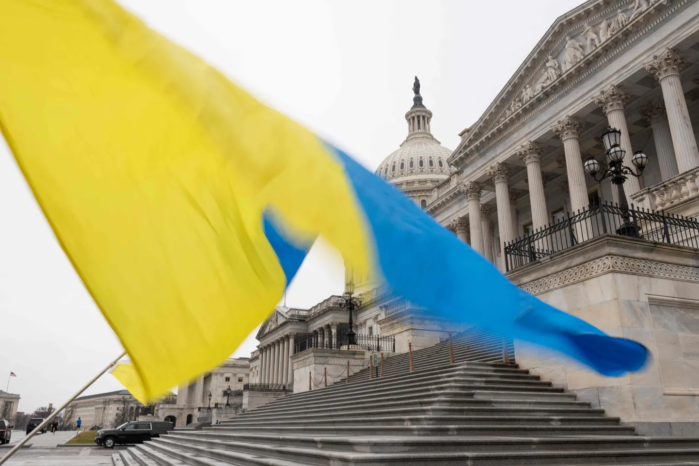 Украинский флаг на фоне Сената США