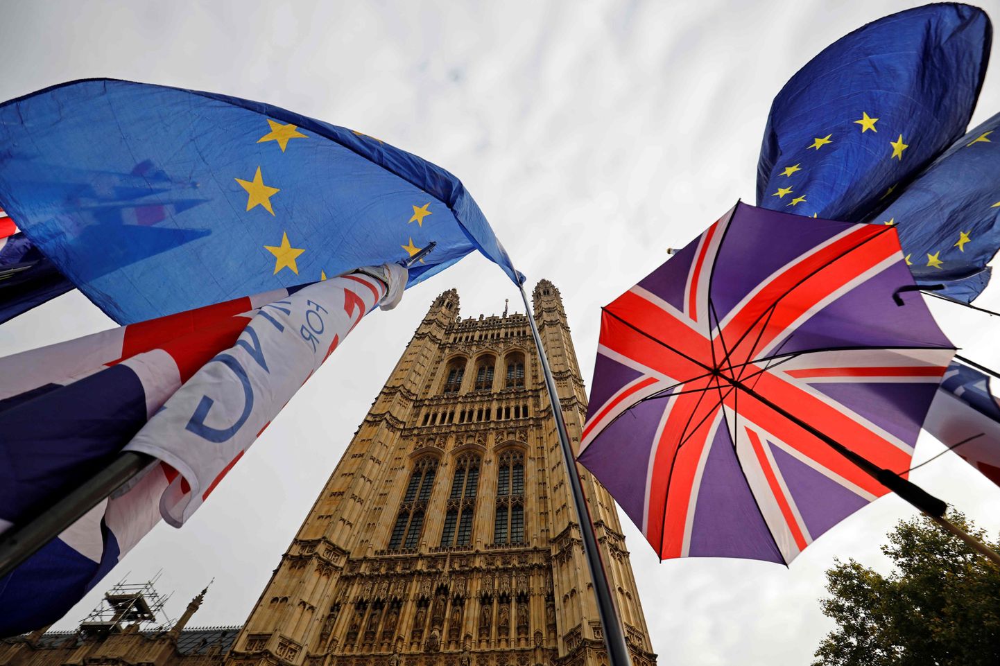 EL-i ja ÜK sümboolika Briti parlamendihoone ees.