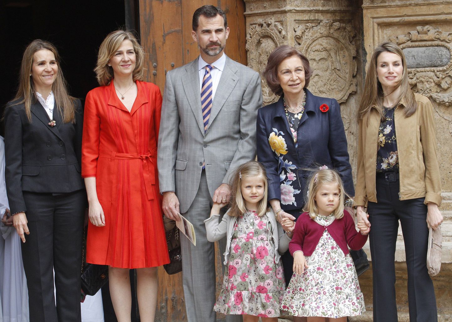 Hispaania printsessid Elena ja Cristina, nende vend ja praegune kuningas Felipe, ema Sofia ning kuninganna Letizia tütarde Leonori ja Sofiaga kolme aasta eest.