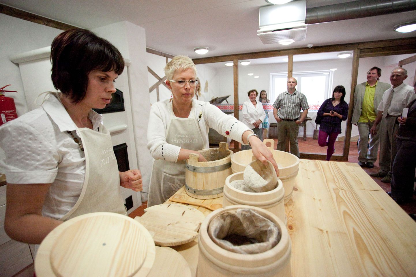 Leivateo on käsile võtnud Avinurme leivameister Heli Habakuk (vasakul) ja Evelin Ilves.