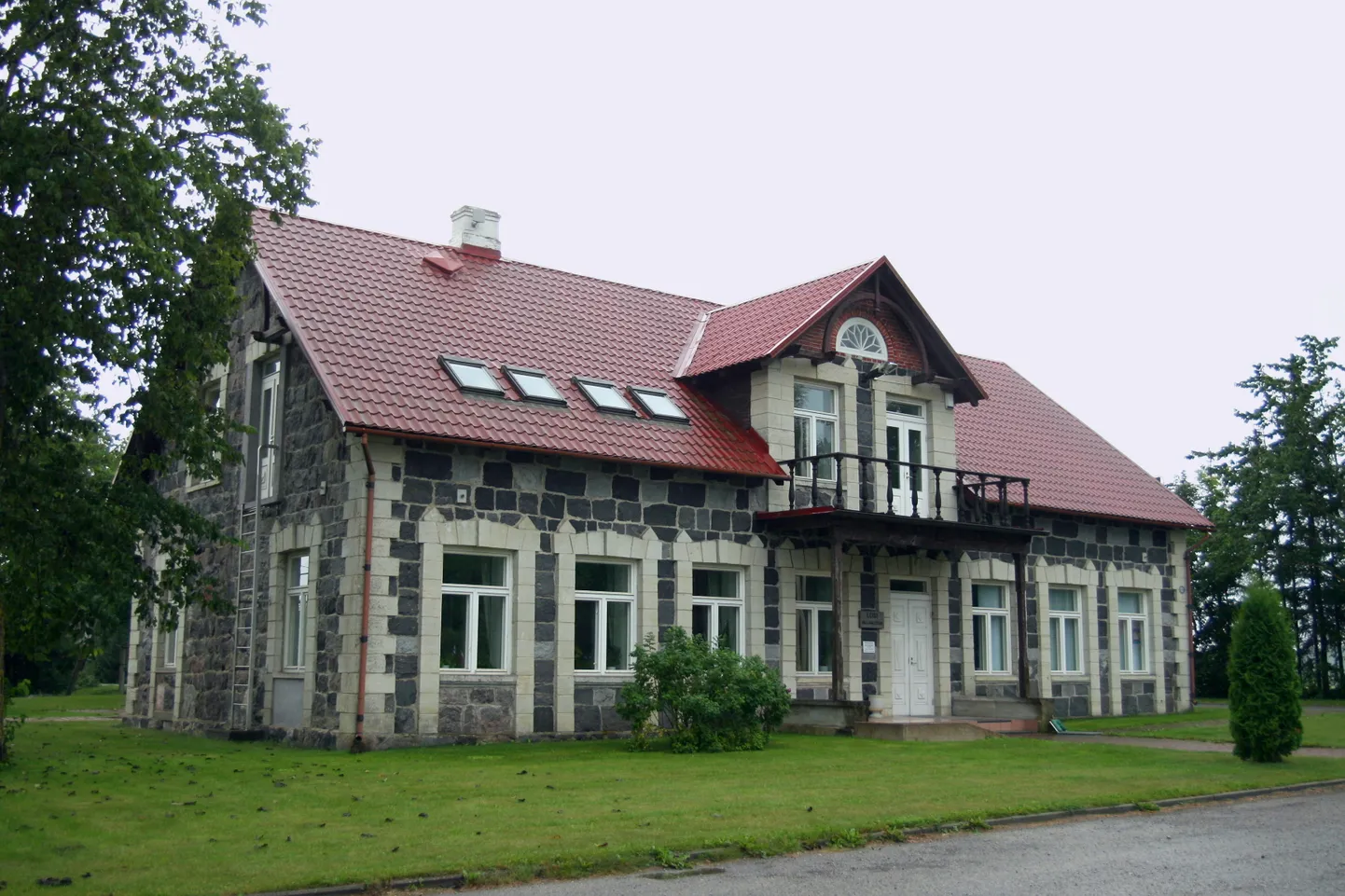 Anton Üksti kauplusehoones paiknes aastal 2008 Leisi vallavalitsus, kes tegi siin ka ümberehitusi ja täiendusi. Praegu asub majas Saaremaa valla Leisi osavalla kontor, siin töötab ka perearstikeskus.