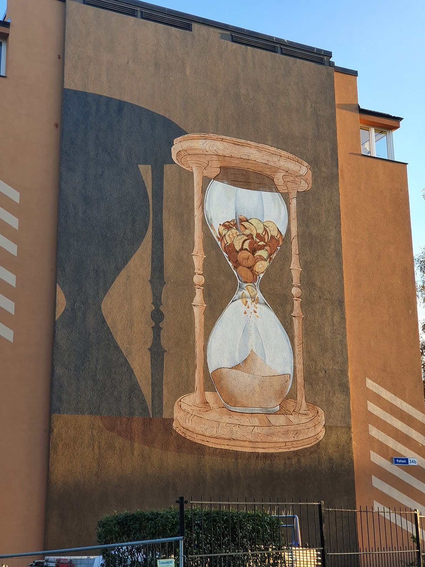 Tallinnas sai Pallasti tänava hoone seinamaalingu