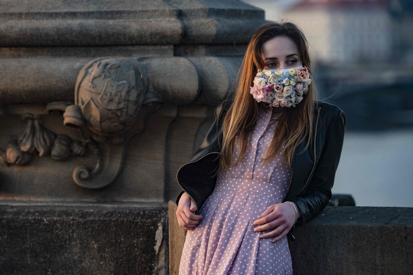 28.märts 2020, Praha. Tšehhis on kaitsemaskide kandmine kohustuslik, maskide nappuse tõttu on inimesed leidnud selleks loovaid lahendusi.