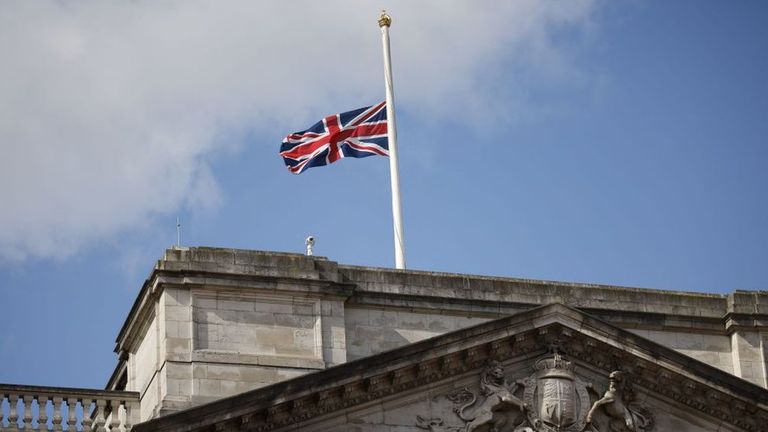 Приспущенный британский флаг на крыше Букингемского дворца.