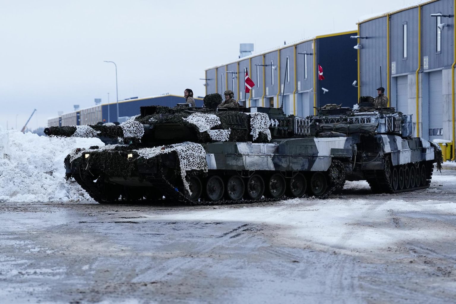 Pärast Saksamaa teadet, et ta saadab Ukrainasse Leopardi tanke, lubas sama sõjamasinat sinna anda veel mitu riiki. Pildil taanlaste Leopard 2A7 tankid Eestis.