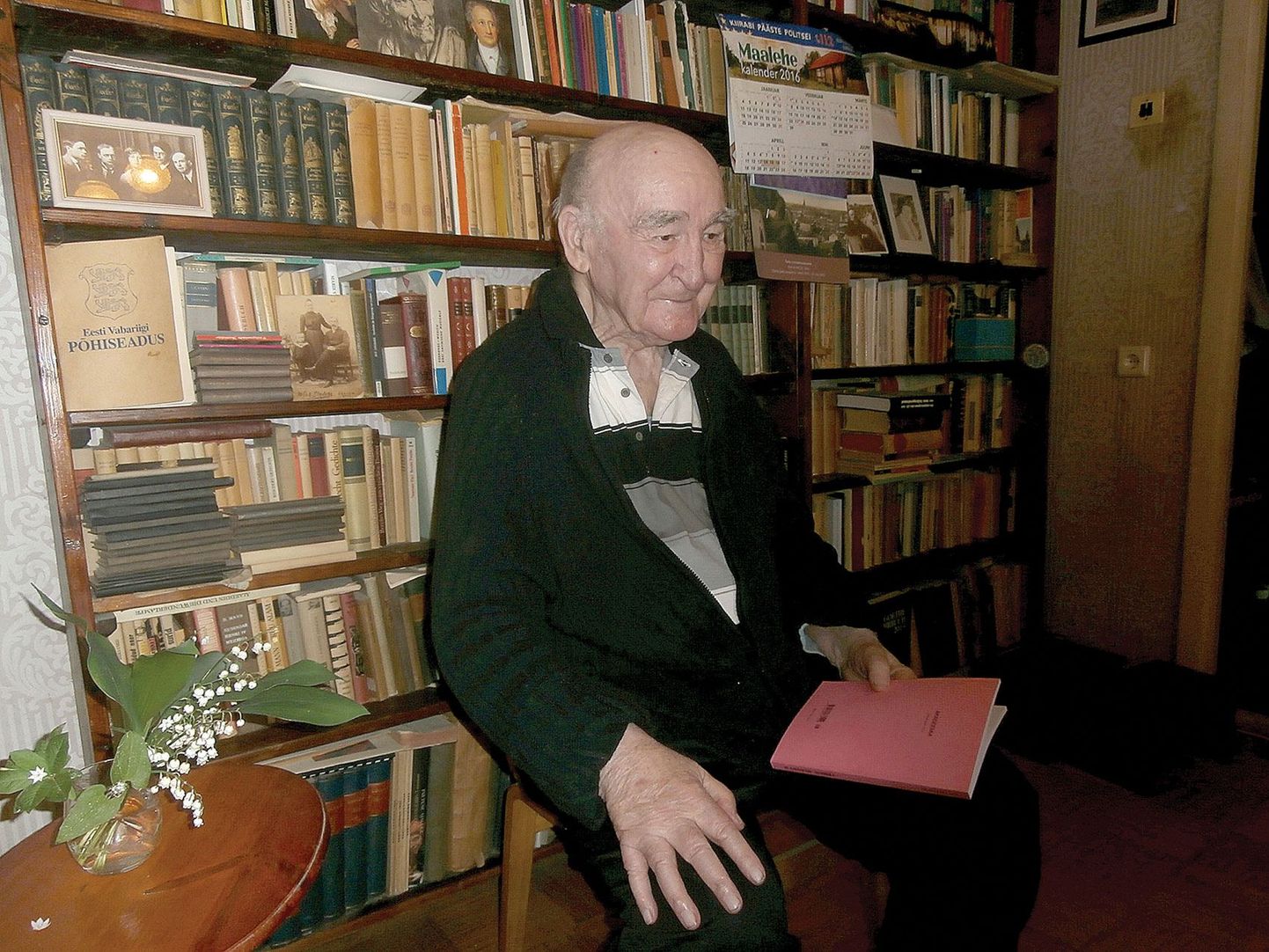 Ain Kaalep mõni päev tagasi oma kodus Elvas. Käes on ajakiri Akadeemia, mille peatoimetaja ta oli aastail 1988–2001.
