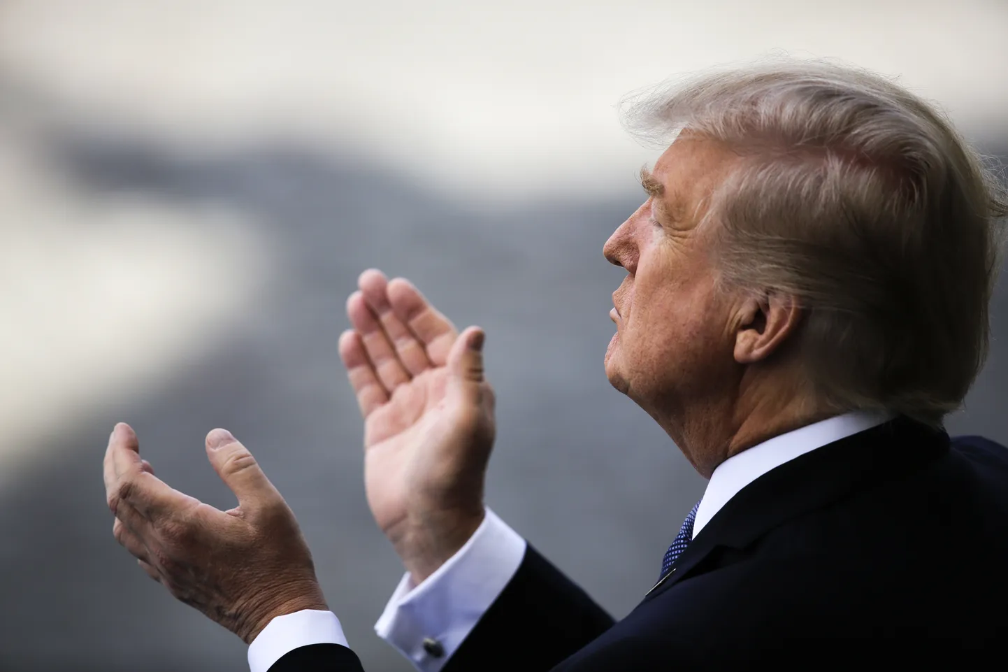 Donald Trump Pariisis paraadi jälgimas.