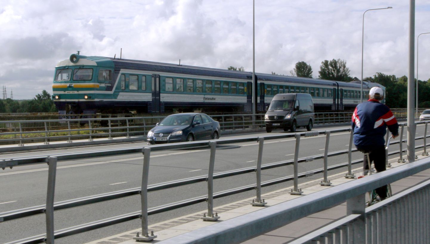 Kui Tallinnast Pärnuni pole kahte raudteed vaja, siis miks Tallinnast Raplasse on?