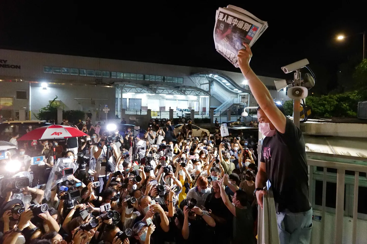Ajalehe Apple Daily ajakirjanik hoiab 2021. aasta juunis Hongkongis käes tabloidi viimast numbrit. Võimude survel suletud ajalehe vanade numbrite omamise eest võib nüüd jääda süüdi mässule õhutamises.