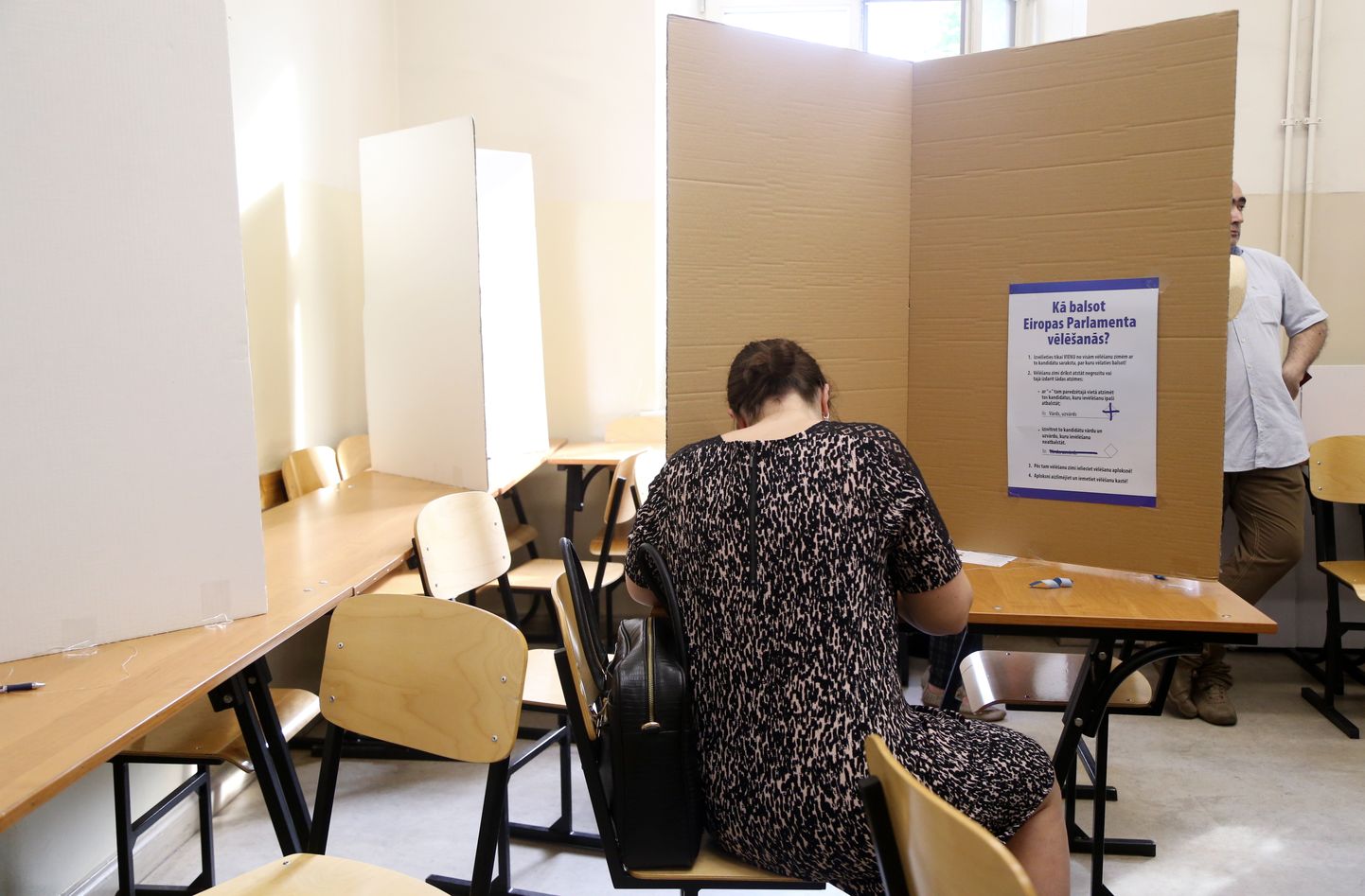 Cilvēki ieradušies nodot savas balsis iepriekšējā balsošanā Eiropas Parlamenta vēlēšanās 3.vēlēšanu iecirknī Rīgas Valsts 1.ģimnāzijā.