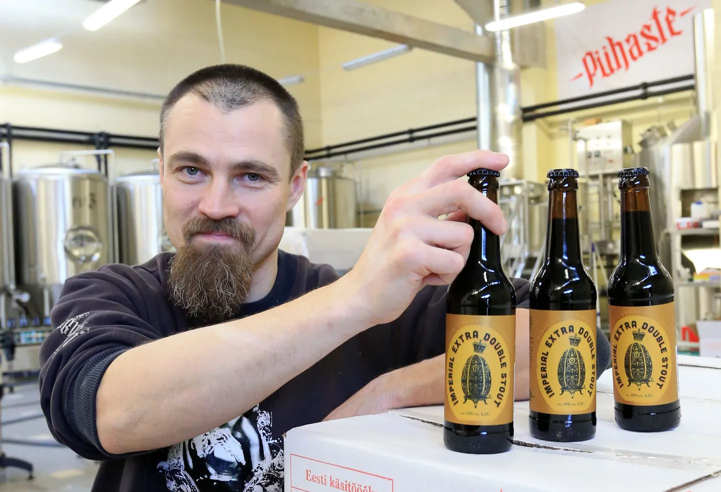 Pühaste pruulikoda eesotsas peapruulmeister Eero Manderiga pruulib algupärase retsepti järgi Imperial Extra Double Stout ajaloolist õlut täpselt nii, nagu seda tehti sajand tagasi.