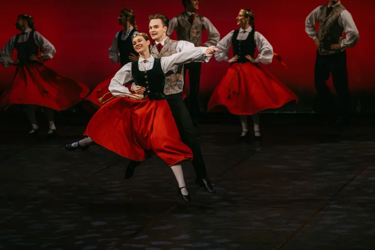 "Kā pasakā". Ulda Žagatas horeogrāfija, dejo "Dancis".