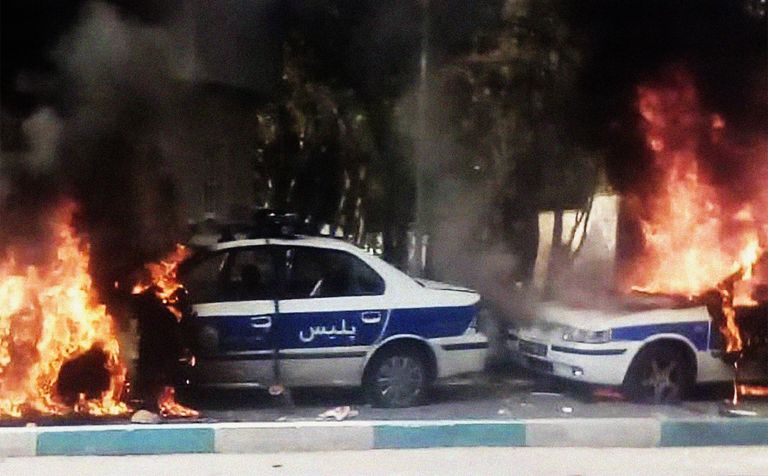 Iraanis puhkesid bensiinihinna tõusu järel meeleavaldused